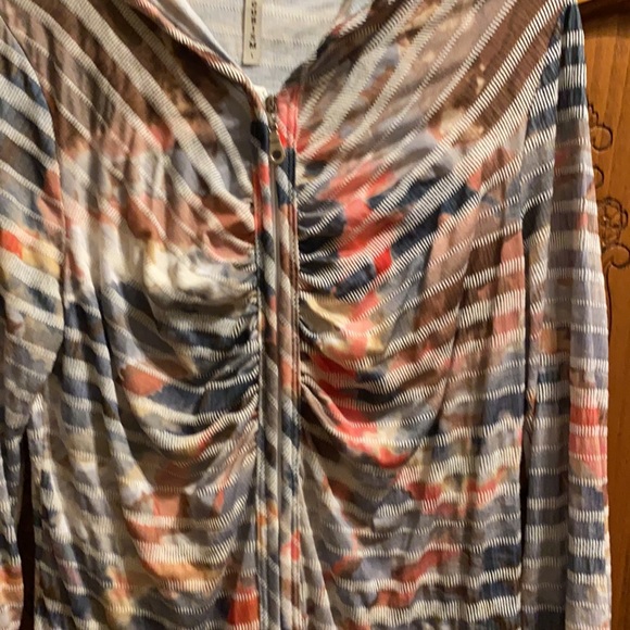 Sweatshirt style with bottom ruffle and hood - Picture 2 of 4